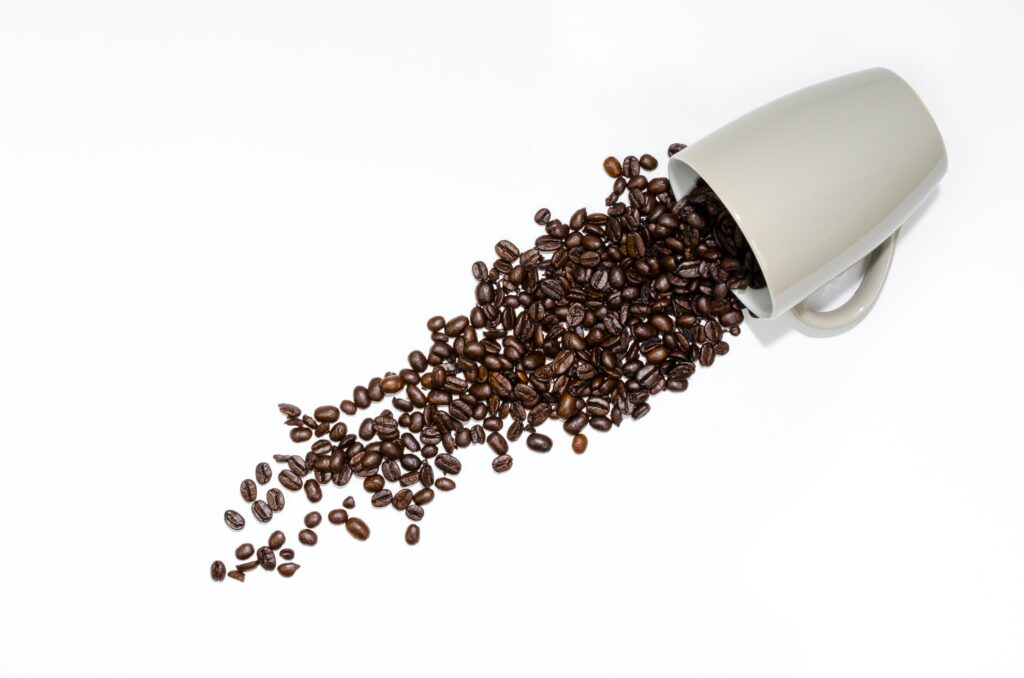 コーヒー豆がこぼれる